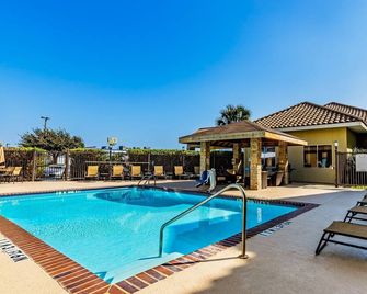 Spacious Studio Near Lrd | Shared Hot Tub + Daily Free Breakfast - Laredo - Pool