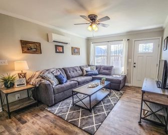 Serene Pine Tree Meadows Cottage w/ Stunning Views - West Jefferson - Living room