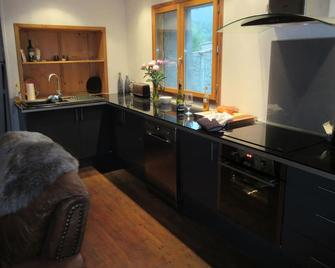 Pretty French house in Medieval village with castle views - Gincla - Cocina