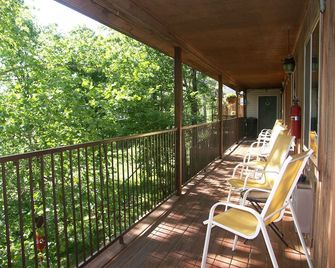 The Lookout Lodge - יורקה ספרינגס - מרפסת