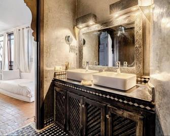 Riad Basidi piscine chauffée sur le toit de la médina - Marrakech - Bathroom