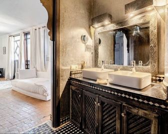 Riad Basidi Piscine Chauffee Sur Le Toit - Marraquexe - Casa de banho