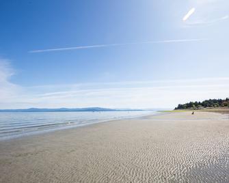 Sand Pebbles Inn - Qualicum Beach - Beach