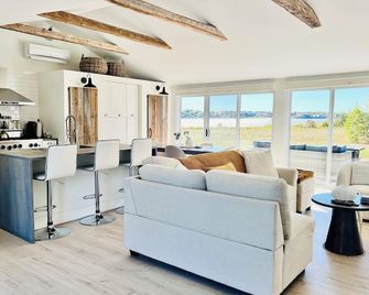 Waterfront Cottage ''the Dream'' With Pr - Shediac