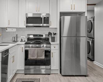 House in Clinton, Ct - Breeze Unit - Charming Furnished Boutique 1br - Clinton - Kitchen