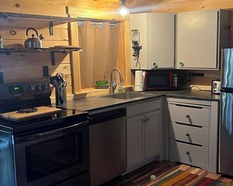 Cozy, Pet friendly 1-bedroom cabin, on the serene Bouquet river. - Elizabethtown - Kitchen