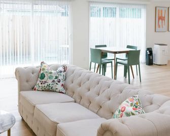 Private Guesthouse in Thousand Oaks close to shops & eats! - Thousand Oaks - Sala de estar