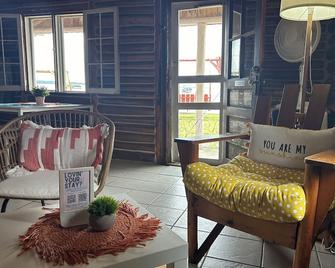 Sunshine - Cabin #4 - Prudenville - Sala de estar