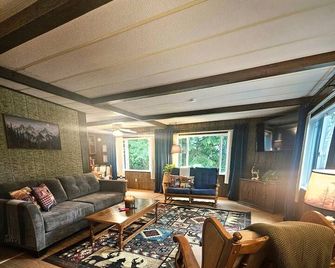 Secluded Forest Cabin Retreat Near Olympic Peninsula Coast | Near Sekiu, Washington - Sekiu - Sala de estar