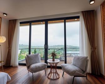 The Pine Mansion - Senmonorom - Living room