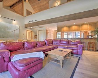 Wraparound Deck and Pool Access Truckee Cabin - Truckee - Living room