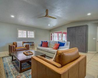 Entire Cozy Getaway with Pool - Norman - Living room