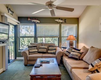 Tropical Island Resort Nestled on the Gulf Coast of Southwest Florida - Bokeelia - Living room