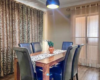 3 bed Cozy Homestay for Groups in Lundi Park - 2292 - Gweru - Dining room