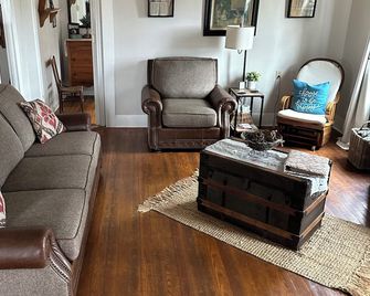 Historical farmhouse on the Pedernales River with animals to enjoy - Fredericksburg - Obývací pokoj