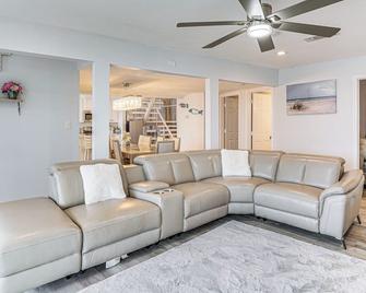 Dock & Fire Pit: Riverfront Runaway Bay Retreat - Bridgeport - Wohnzimmer