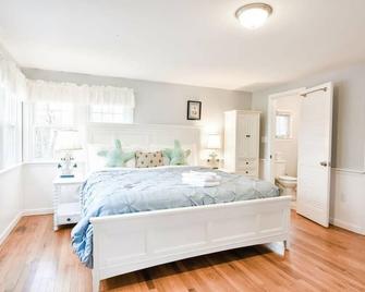 Waterfront on Private Lake - Chatham - Bedroom