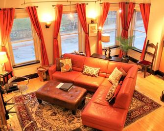 Fort Hill Inn- Modern City Triplex !L@@K Minutes to Center! With Parking! - Boston - Living room