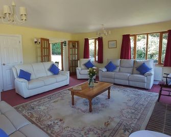 Farmhouse beautiful location rural yet easy access London sleeps up to 24 - High Halden - Living room