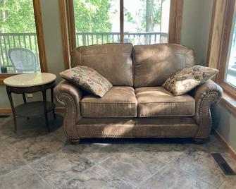 Marina getaway located on the back sloughs of the mighty Mississippi. - La Crosse - Living room