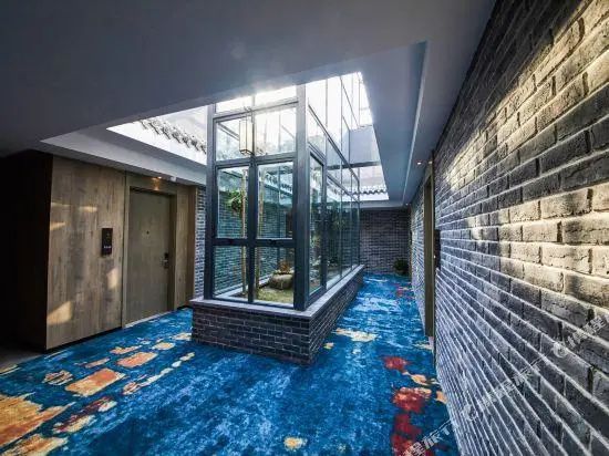 Mehood Lestie, Nanjing Xianlin University Town Golden Eagle - نانجينغ - مدخل
