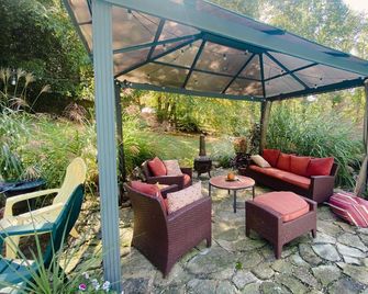 Cheerful 3 bedroom country home with a pool - Barto - Patio