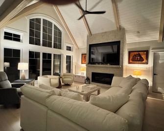 Smugglers Beach Sea House Private Newly Built Executive Ocean Front Retreat - Wellington - Living room