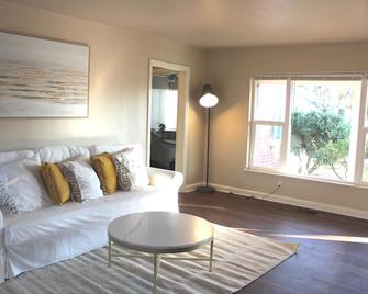 Cozy Brick-house With Spacious Backyard - Stockton - Sala de estar