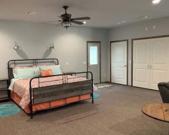 Come enjoy a family Christmas at our Nest! - Joplin - Slaapkamer