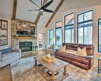 Lake Arrowhead Home w Hot Tub & Screened Porch - Waleska - Living room