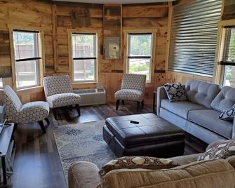 Downtown Mountain City - Mountain City - Living room