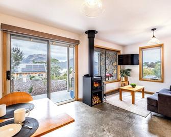 In the centre of town. 5 min walk to cafe & shop. Waterfront is at 2 min walk. - Coles Bay - Living room