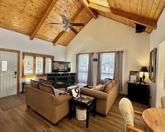 Grand Canyon/2 blocks to RT 66 /Stocked Kitchen/Great Beds - Williams - Living room