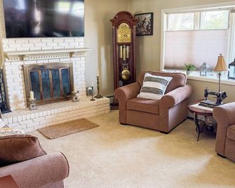 Ryder Cup Accommodation 5 miles from Bethpage Black, Central Location - Hicksville - Living room