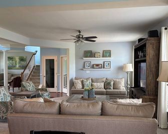 Spacious 4-bedroom house with backyard oasis - Middletown - Living room