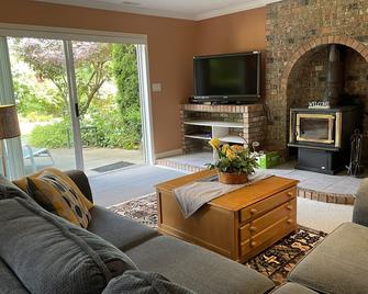 Executive 2 bedroom suite on a Private Estate - Pet Friendly - Cobble Hill - Living room