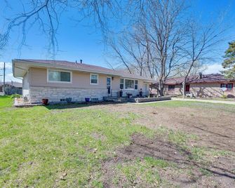 Newly Remodeled Home in Storm Lake w/ Private Yard - Storm Lake - Gebouw