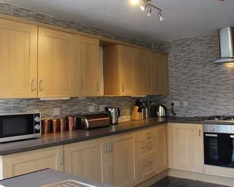 Castell Cottages - Caerphilly - Kitchen