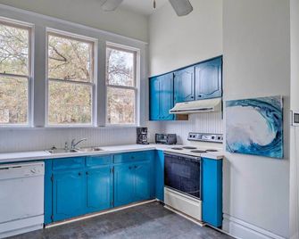 Pet-Friendly Shreveport Home about 1 Mile to Downtown! - Shreveport - Kitchen