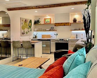 The Poe - Stylish Studio in downtown High Springs - High Springs