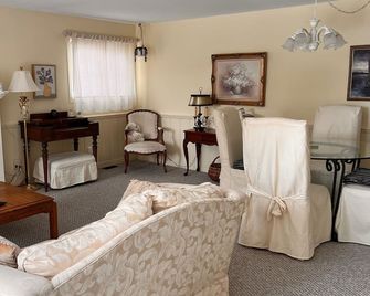 Waterfront Seaside Bungalow. Amazing Views On Island 17, Long Sault. - Cornwall - Obývací pokoj