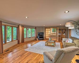 Black Mountain Gem with Inviting Deck and Scenic Views - Black Mountain - Huiskamer