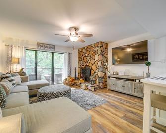Sevierville Condo with Balcony and Pool Access! - Sevierville - Sala de estar