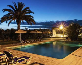 ibis Faro Algarve - פארו - בריכה