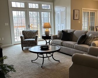 The Watson Townhome in Rock Barn Country Club & Spa - Conover - Living room