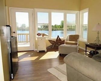 Steps from the Au Sable! Riverview cottage just minutes from Downtown Oscoda - Oscoda - Obývací pokoj