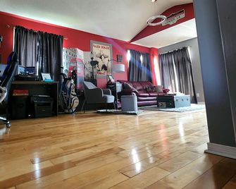 Beautiful modern home with Hotub - Peterborough - Living room