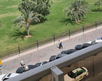 Private and amazing Balcony view in the heart of Sharjah - Sharjah - Beach