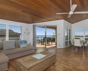Spectacular Ocean Sunrise Accom Holidays - Terrigal - Huiskamer
