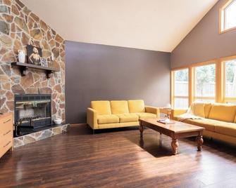 The Beachside Bungalow ོ 3 Bedroom Cottage just steps from the shores of Sylvan! - Sylvan Lake - Living room